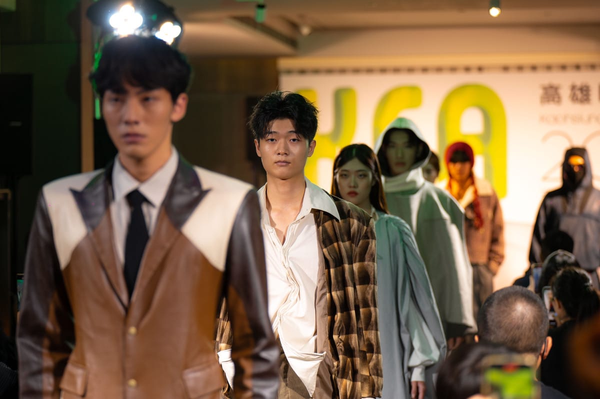 專業模特兒與模特新星在時尚伸展台演繹決賽入圍作品。 圖：高雄市青年局提供
