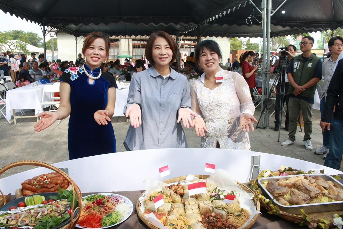 屏東國際移民節系列活，周春米(中)與新住民分享家鄉美食。 圖：屏東縣政府提供