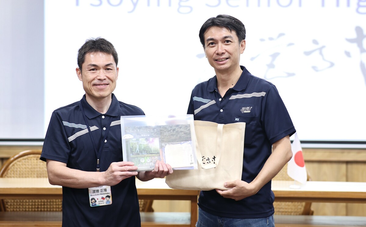 林百鴻(右)致贈渡邉正隆(左)紀念品。 圖：高雄市教育局提供