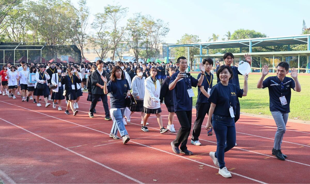 兩校師生一同參與運動會進場儀式。 圖：高雄市教育局提供