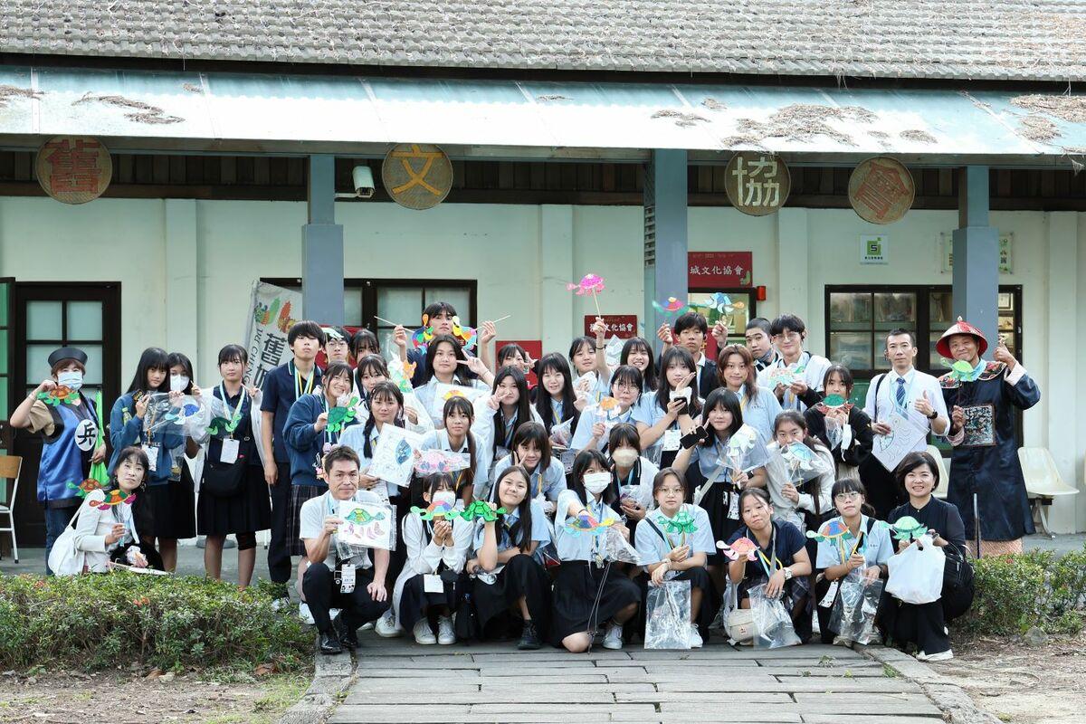 左營高中學生帶領日方師生參觀眷村文化園區。 圖：高雄市教育局提供