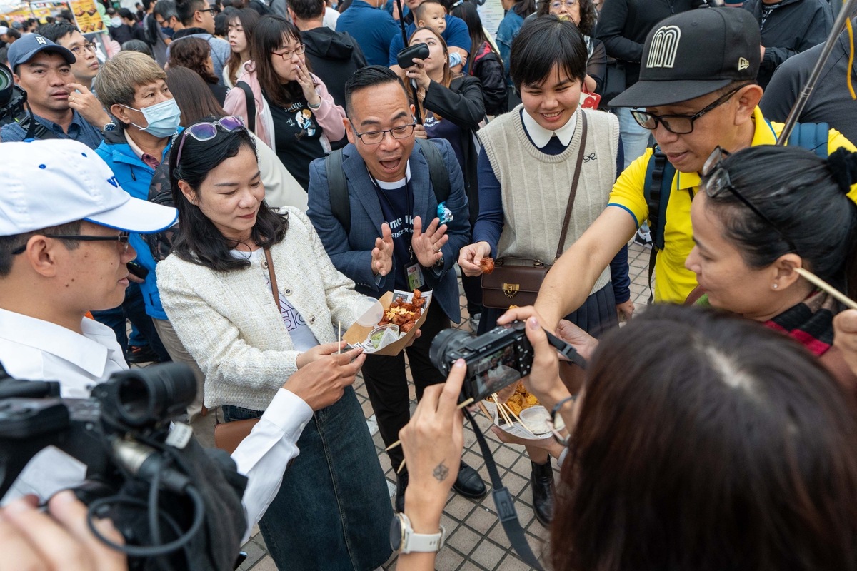 越南客面對炸物直接以中文說「好吃」。 圖：高雄市觀光局提供