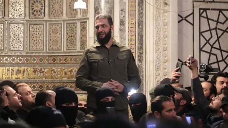 HTS 領袖阿布·穆罕默德·朱拉尼（Abu Mohammad al-Jolani）在大馬士革著名的倭馬亞清真寺發表講話，向支持者表示：「這場勝利，兄弟們，是通過那些忍受監禁之苦的人們的痛苦而來。」 圖：擷自X帳號@EddieFadel