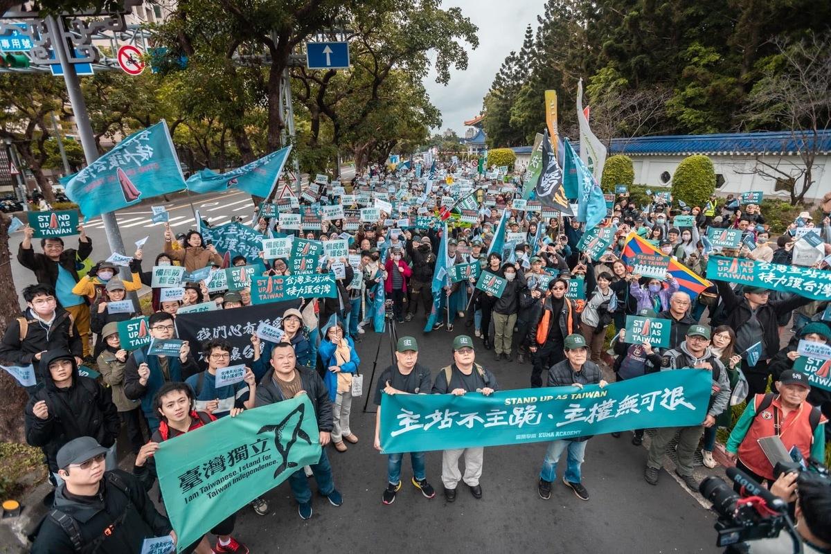「台灣主站派，接力護台灣」最終站 千人完成排字「DEFEND TAIWAN」