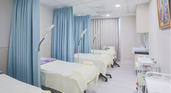 台北49歲女子施打牛奶針猝死，醫師指基因變異及健康因素致麻醉風險升高，反映民眾對基因健康認識不足。(圖為醫美診間示意圖) 圖：翻攝自台北光澤南西店網站