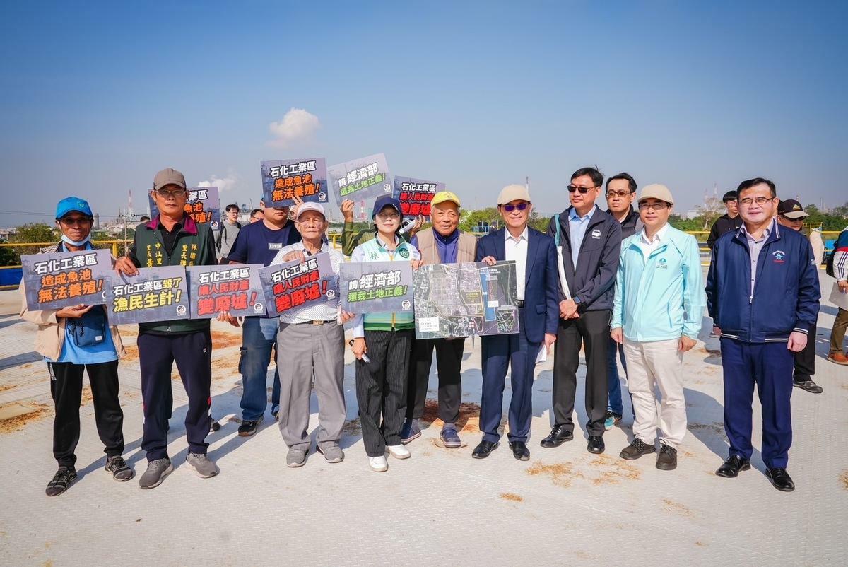 林岱樺(中)要求經濟部還給林園區中汕段居民土地正義。 圖：林岱樺服務處提供