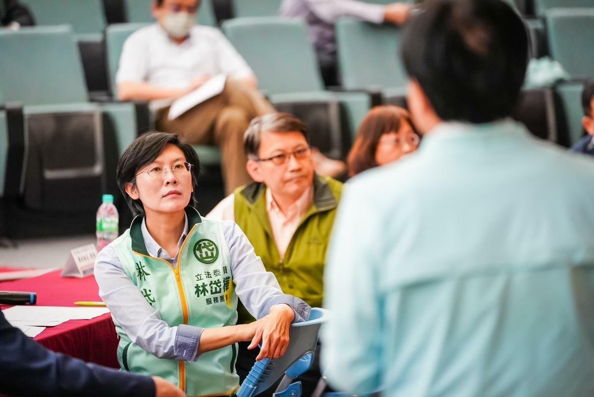 林岱樺(左)要求經濟部園區管理局擔任單一窗口，加速推動園區報編。 圖：林岱樺服務處提供