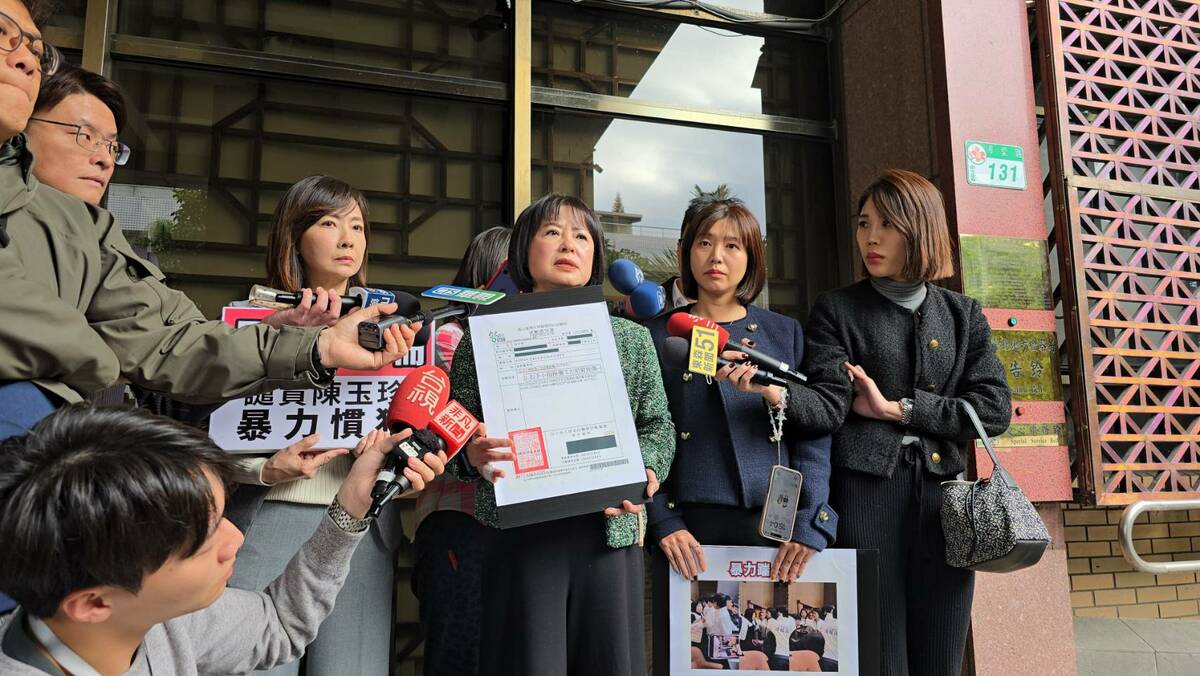 立法院6日院會上演藍綠立委全武行，民進黨立委林月琴今日正式向藍委陳玉珍提告傷害。 圖：立法委員林月琴辦公室提供