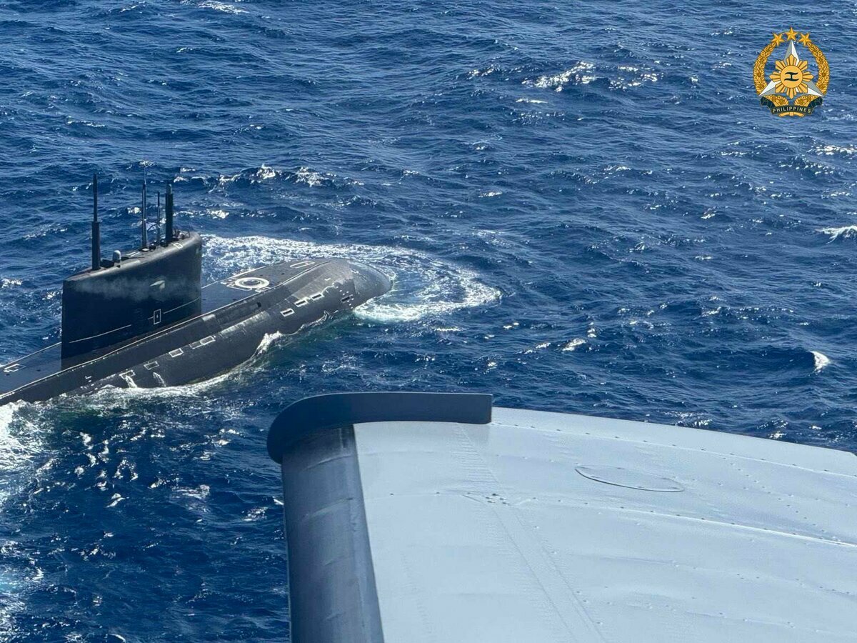 俄羅斯潛艦「烏法號」日前在南海地區上浮，讓菲律賓政府感到十分緊張。對此，菲律賓海軍發言人宣布，將額外購置兩艘具有反潛能力的軍艦，強化該國的作戰能力。 圖：翻攝自 菲律賓武裝部隊 X 帳號