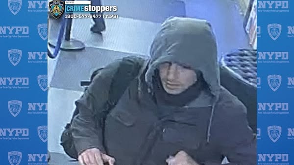 在槍擊案發生後，紐約警方沿途調閱監視錄影器，尋找嫌犯逃亡的方向。 圖：翻攝自 NYPD Facebook 帳號