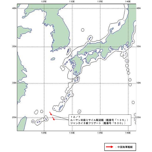 在 7 日清晨 5 點，中國的 052D 型導彈驅逐艦「達州號」(舷號 135 )與 054A 型飛彈護衛艦「徐州號」(舷號 530 )穿越日本宮古海峽。 圖：翻攝自 日本統合幕僚監部