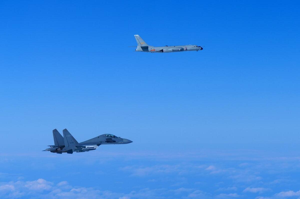 2024年11月29日，中共轟-6轟炸機前往日本海，未見掛載武器；護航的殲-16一側機翼掛載2枚空對空導彈，兩側總計應外掛4枚空對空導彈。11月30日，殲-16也同樣掛載4枚空對空導彈。 圖：翻攝mod.go.jp