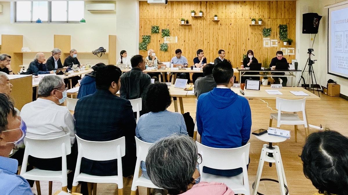 針對永康二王基督墓園提出文化景觀保存案，台南市政府文化資產管理處決議將依文化景觀資產列冊追蹤，今日於文創園區進行後續審議，審議委員會由成大建築系名譽教授傅朝卿等18位專家學者組成，邀請所有權人基督教聯合服務會、永康二王基督墓園自救會及數百位墓主家屬列席表達意見。 圖：陳以信提供