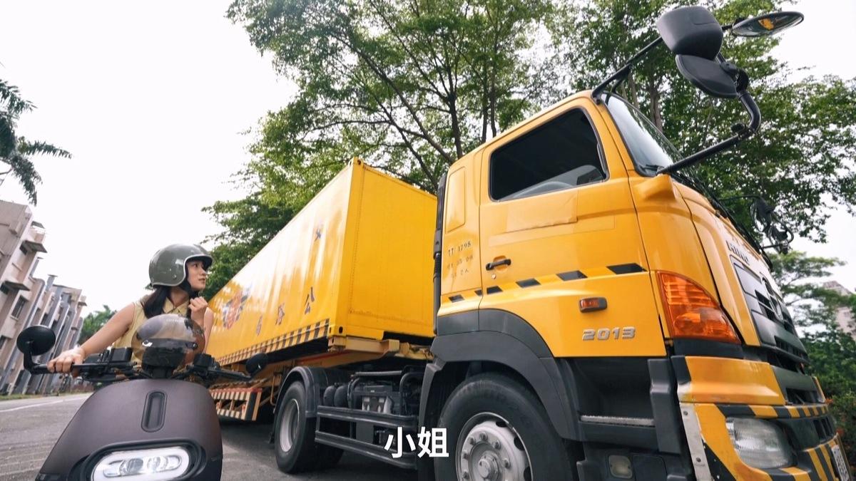 民眾行車時應與大型車保持安全間隔、距離。 圖：高市警交通大隊提供