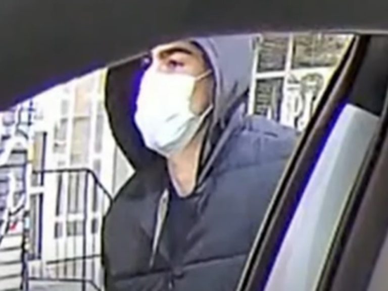 美國警方公布了嫌犯的照片。 圖：翻攝紐約市警察局網站