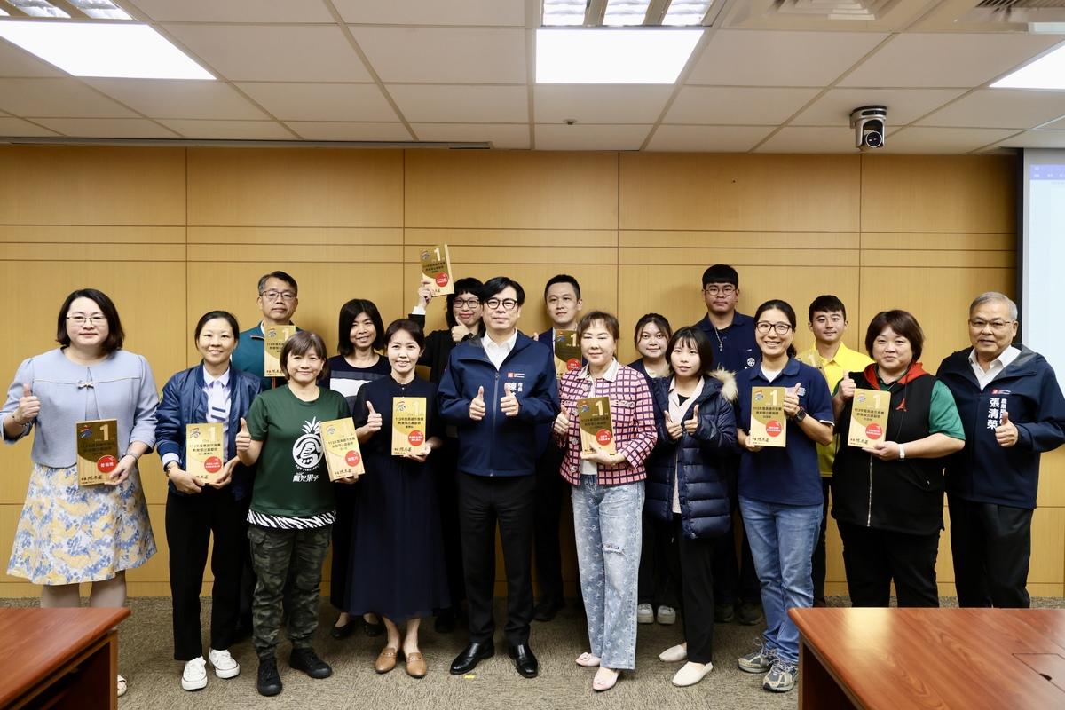 陳其邁(中)頒發第一屆「高雄市食農教育傑出貢獻獎」。 圖：高雄市政府提供