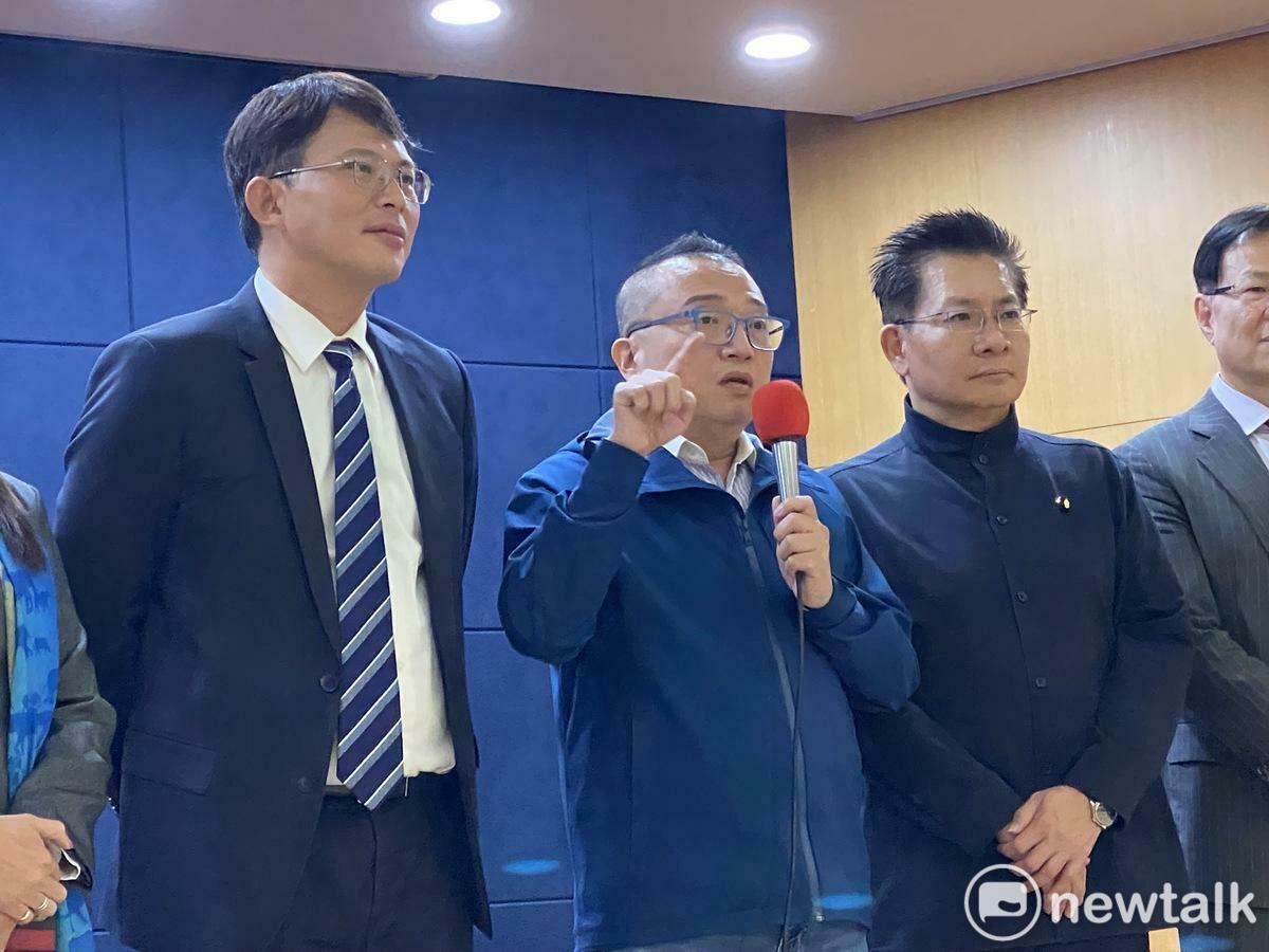 民眾黨秘書長周榆修（中）、民眾黨立委黃國昌（左）、吳春城（右）。 圖：周煊惠 / 攝