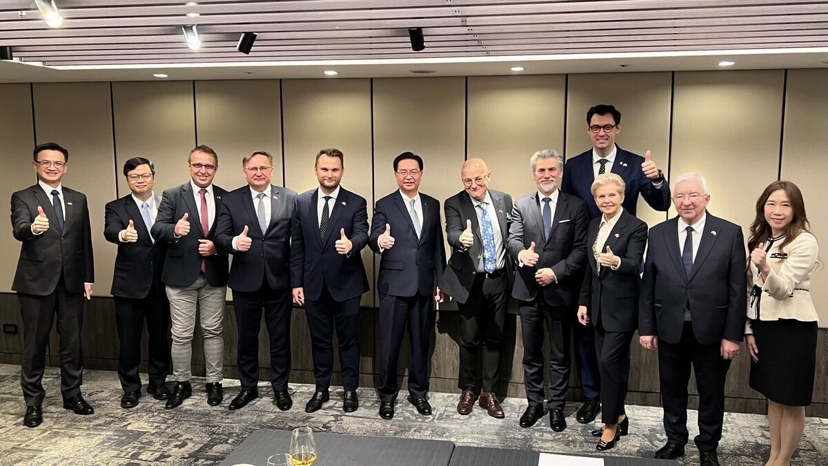 國安會秘書長吳釗燮晚宴波蘭參議院副議長卡敏斯基（Michał Kamiński）訪團一行。 圖：國安會提供