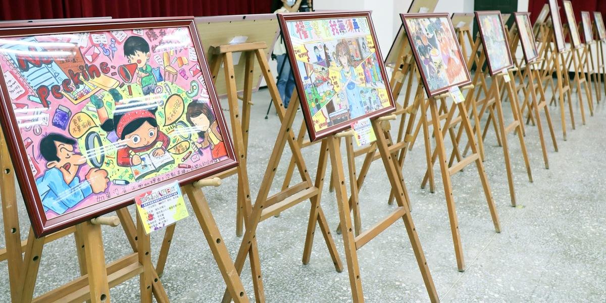 得獎作品在頒獎典禮現場展示。 圖：高雄市教育局提供