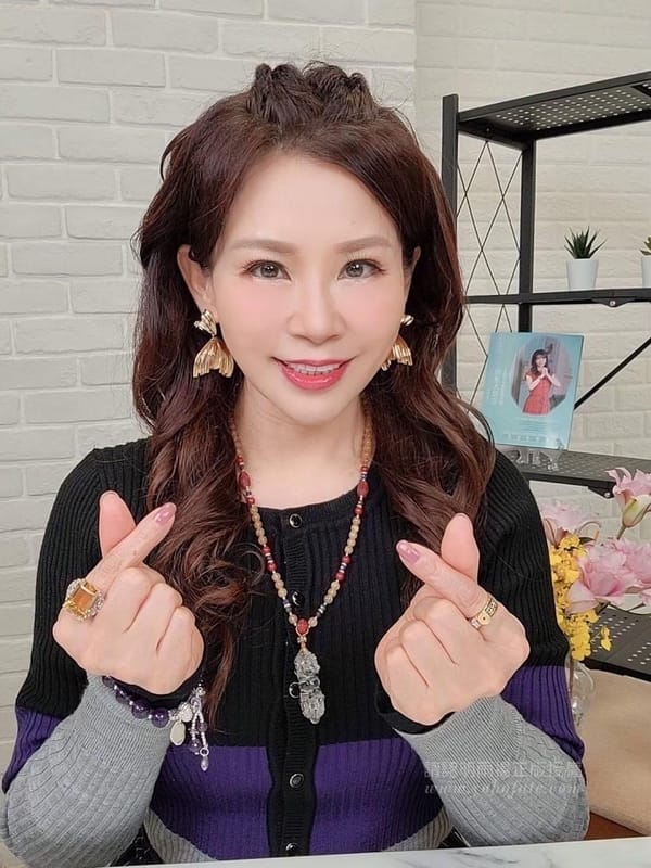 知名命理師雨揚老師，是業界有名的心靈導師，她目前任職雨揚國際董事長。 圖：翻攝自雨揚樂活家族臉書