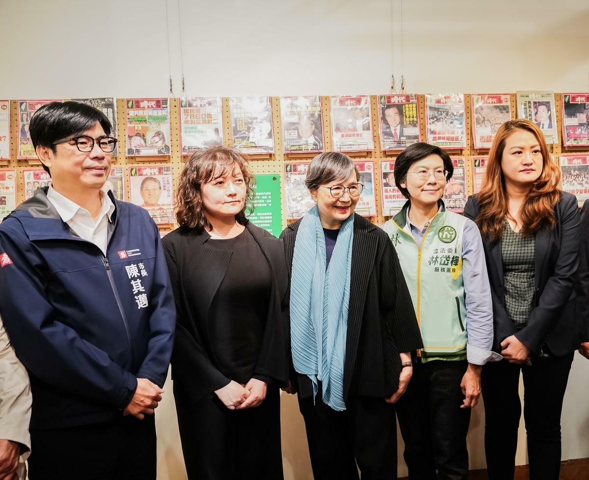 林岱樺(右二)出席鄭南榕特展開幕，向葉菊蘭(中)與鄭竹梅(左二)致意。 圖：林岱樺服務處提供