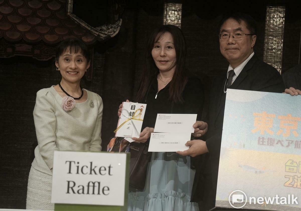 台南市長黃偉哲和日本首相石破茂夫人共同頒發給抽到三天二夜2人行大獎的幸運得主。 圖：台南市政府提供