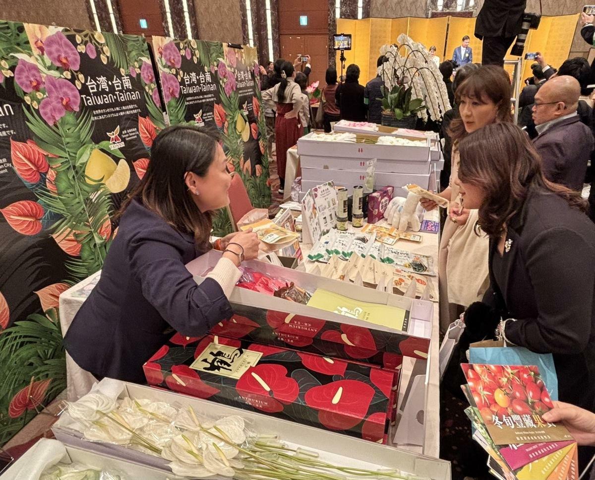 台南攤位上不但有色彩繽紛的花卉吸睛，台南物產文旦、芒果、鳳梨、蕎麥等農產加工品都大受歡迎。 圖：台南市政府提供