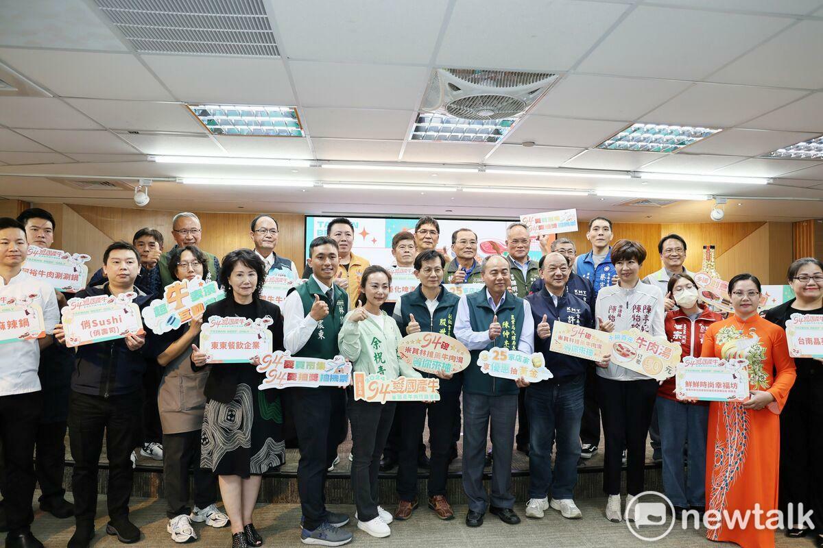 台南市政府「94愛國產牛─2024國產牛肉行銷活動」今日舉行活動宣傳記者會，邀請熱門酒吧BAR TCRC調酒師黃奕翔重現在2024台灣設計展上展示的「台南牛肉湯雞尾酒」，台南市副秘書長殷世熙代表市長黃偉哲與會，議員許至椿、余柷青、沈震東、陳怡珍皆到場共襄盛舉，邀請民眾品嚐台南獨特的牛肉湯在地飲食文化。 圖：台南市政府提供