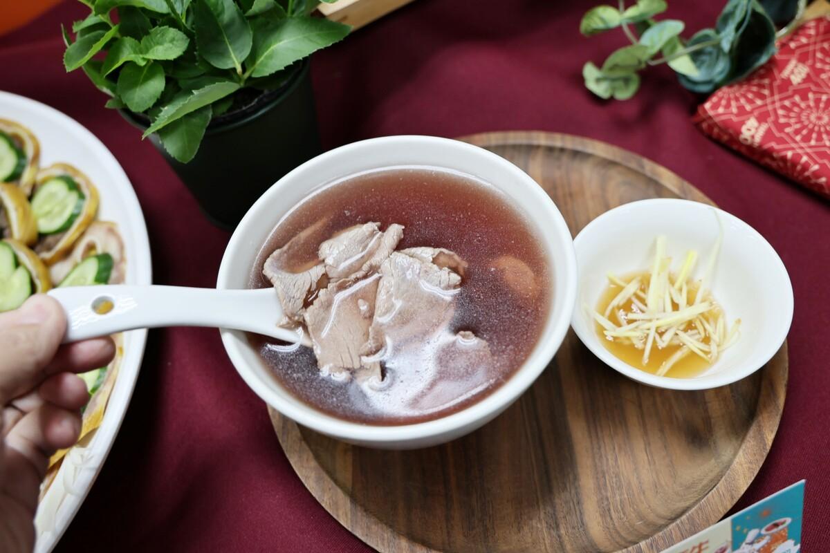 國產牛肉美食區不僅集結本市7家清燙牛肉店家（阿裕、鴻牛、牛莉莉、和味、宇航、勝立及蠻牛）現場烹調，來現場一次就能吃到多家現沖的牛肉湯美味。還有4家在地創意國產牛肉店家將帶來台式、西式，日式及越式的異國風牛肉料理。 圖：台南市政府提供