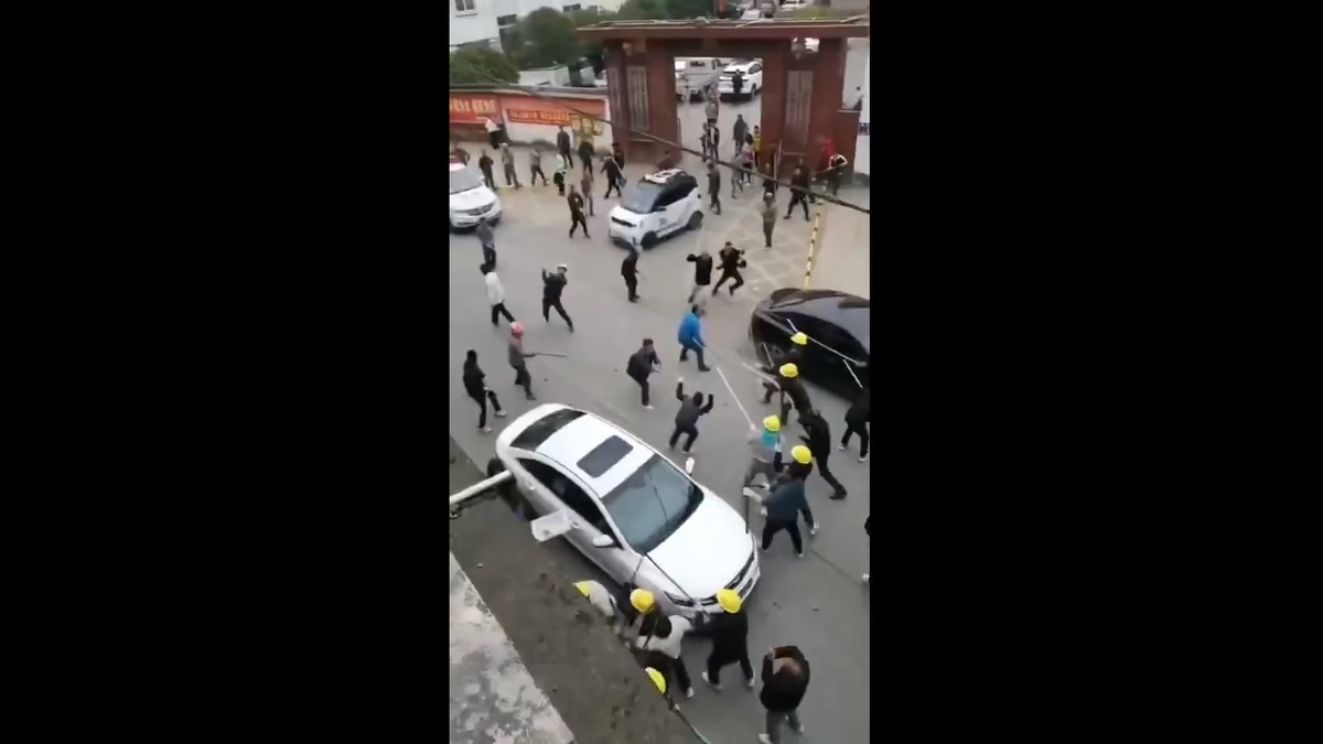 廣西壯族自治區也爆發農民工討薪活動，大量農民工手持鐵棍，與防暴警察對抗。 圖：擷取自 @uyunistar X 分享影片