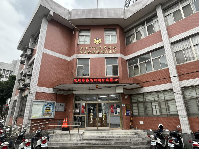 被害人在遺書中提到報案遭警嘲諷一事，警方回溯派出所內電話錄音，才發現劉姓員警的不當言行。 圖：翻攝港墘派出所臉書