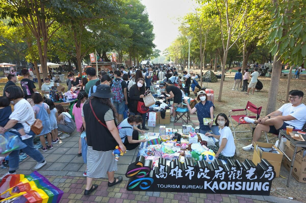 「小樹市集in高雄」秋冬場次兩天分別有600個家庭前來愛河擺攤。 圖：高雄市政府觀光局提供