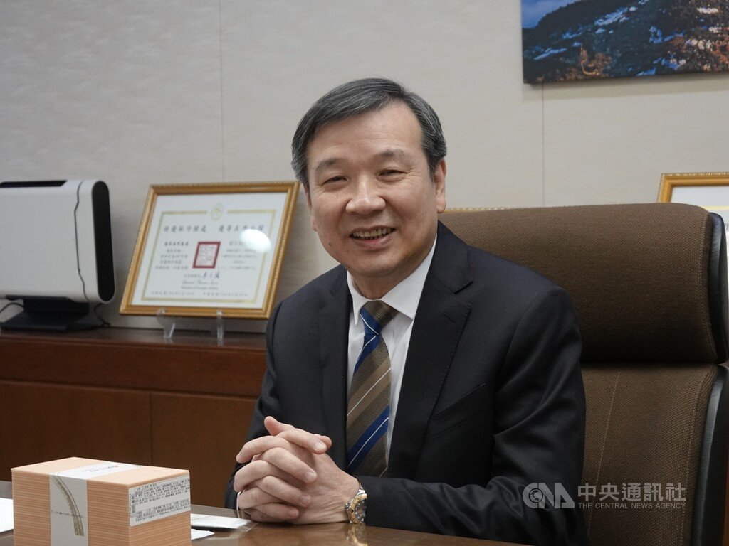 駐日代表李逸洋10日對駐日台灣媒體表示，台灣在世界12強棒球賽中奪冠，看到台灣球迷的熱情加油以及自由揮舞國旗，日本沒阻撓台灣球迷拿國旗，他很感動。他痛批中國阻撓台灣參加國際組織以及棒球等體育賽事。 圖:駐日代表處提供/中央社記者楊明珠東京傳真