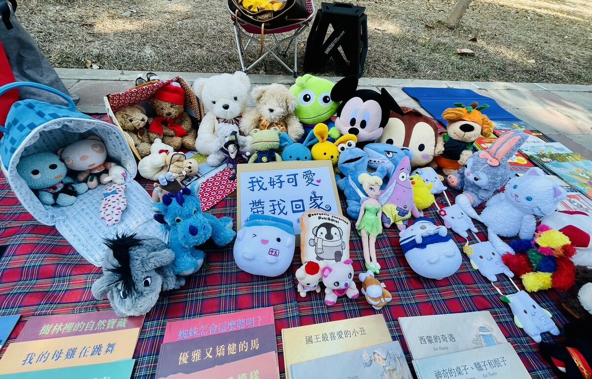 素人家庭把家中用不到的嬰幼用品及玩具拿來擺攤。 圖：高雄市政府觀光局提供