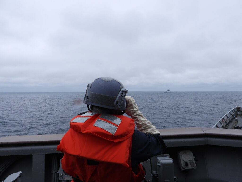 圖為5月海軍成功級飛彈巡防艦班超艦監控中共海軍「紹興艦」。 圖：國防部提供