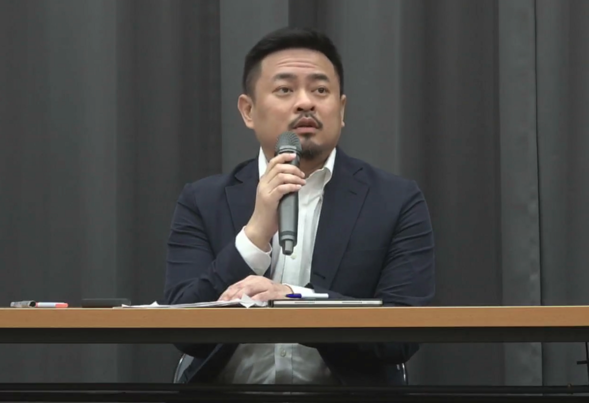 勞動部長洪申翰公布調查報告結果。 圖：翻攝自洪申翰臉書直播畫面