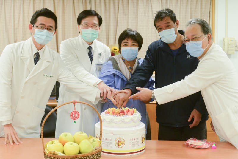 51歲陳女士腎病末期，丈夫捨腎相救，經雙重血漿置換術克服血型不符，手術成功，夫妻平安出院，重獲新生。 圖：台北慈濟／提供