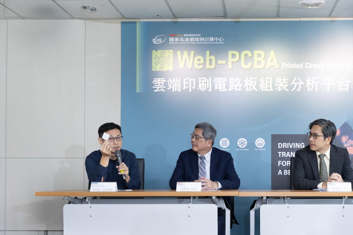 啟碁全球製造總廠先進製程中心資深總監詹朝傑博士展示網通產品晶片模組。 圖: 國研院/提供