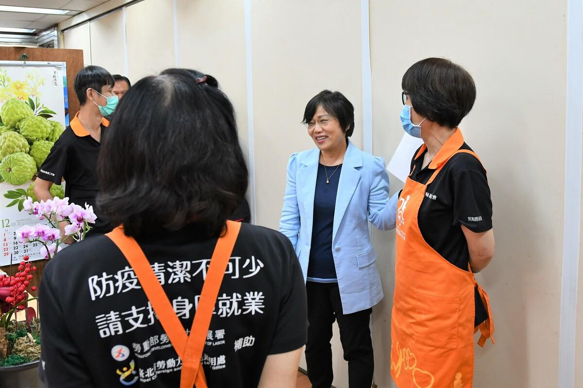 內政部長劉世芳慰問駐點清潔人員，並宣布將從明年起提升內政部及所屬機關勞務承攬進駐員工的薪資標準。 圖：內政部提供