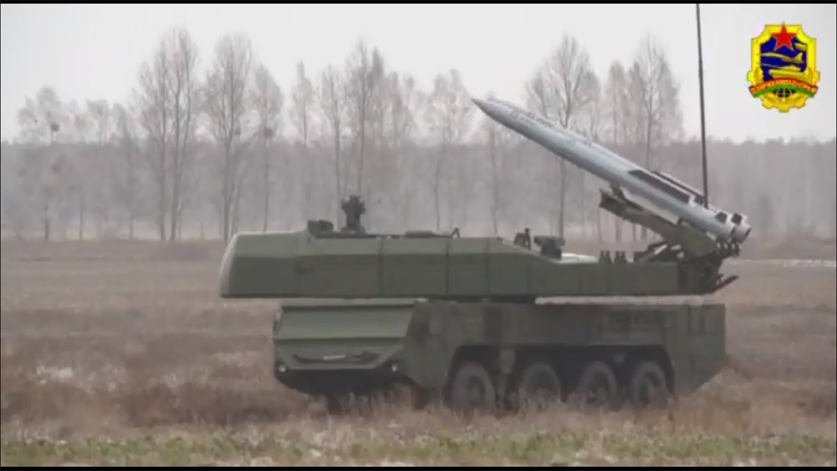近期白俄羅斯在烏克蘭邊境地帶利用 Bul-MB2 系統試射 9M318 新型導彈，一度觸發烏克蘭國內的防空警報。 圖：擷取自 @NOELreports X 帳號