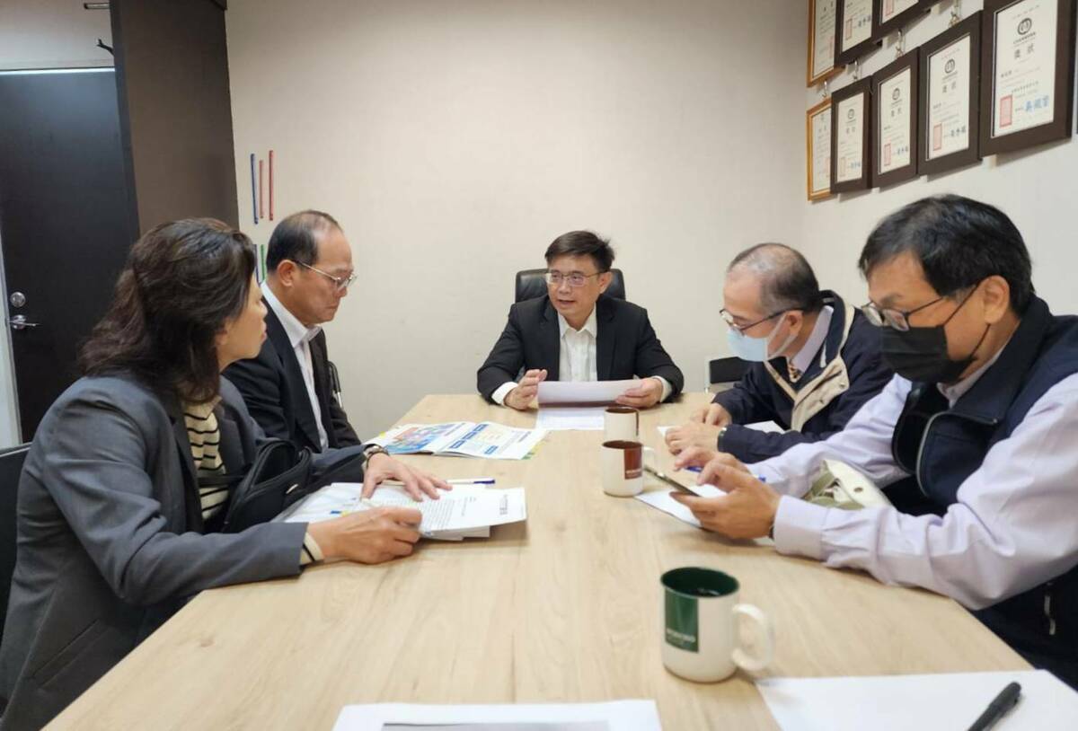 賴瑞隆(中)邀集金管會、交通部等相關人員開會討論「高雄金融專區」相關內容。 圖：賴瑞隆服務處提供