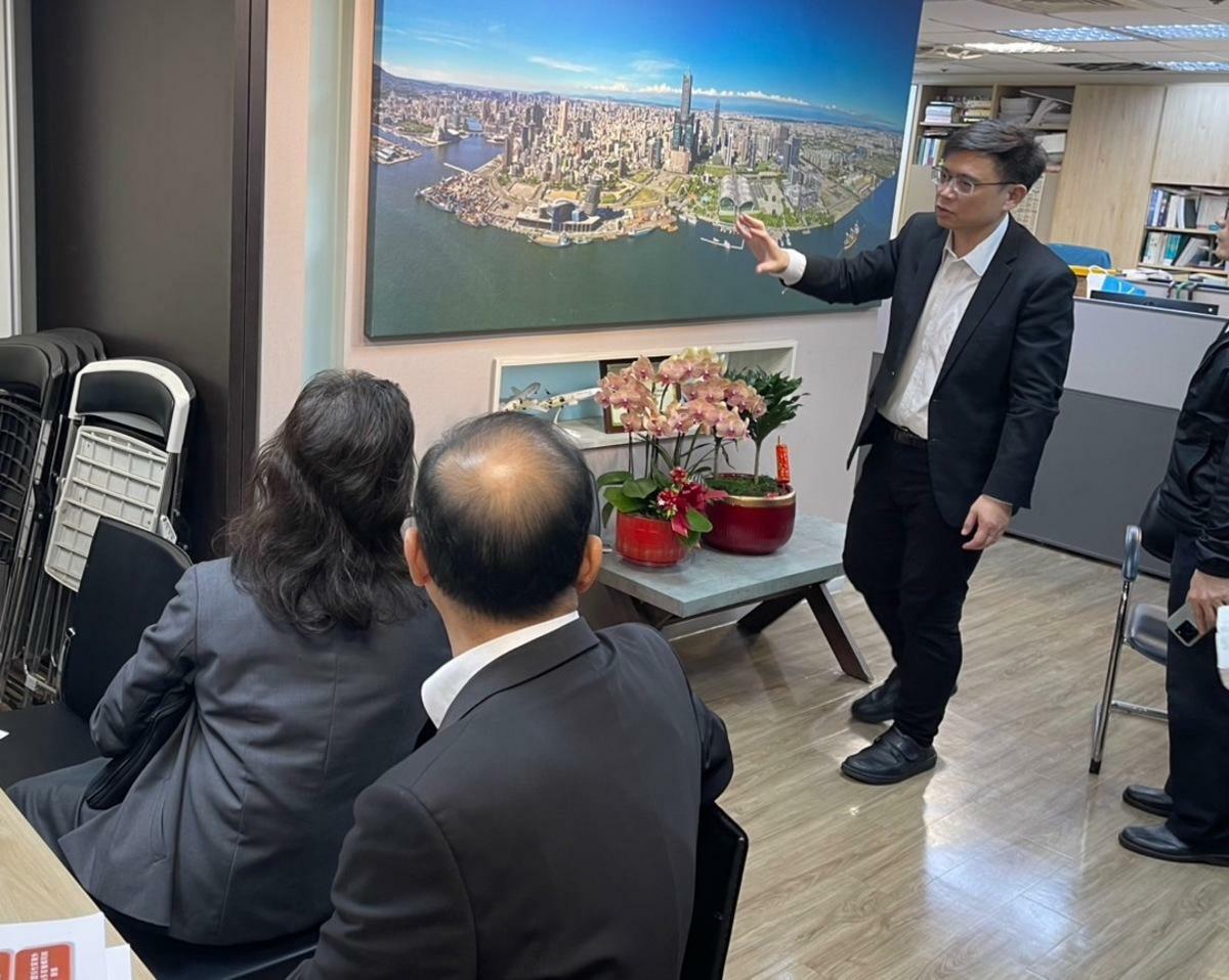 賴瑞隆(右)看好「高雄金融專區」成立後將帶動海內外投資。 圖：賴瑞隆服務處提供