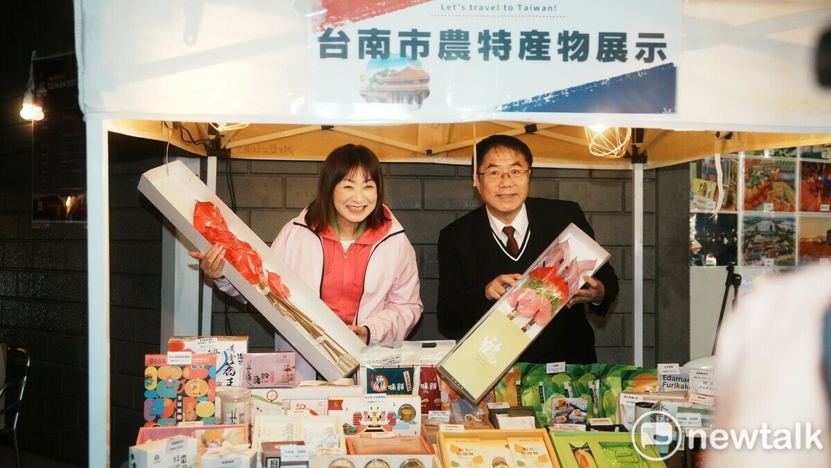 台南市長黃偉哲與土浦市長安藤真理子在台南市農特產攤位前合影。 圖：台南市政府提供
