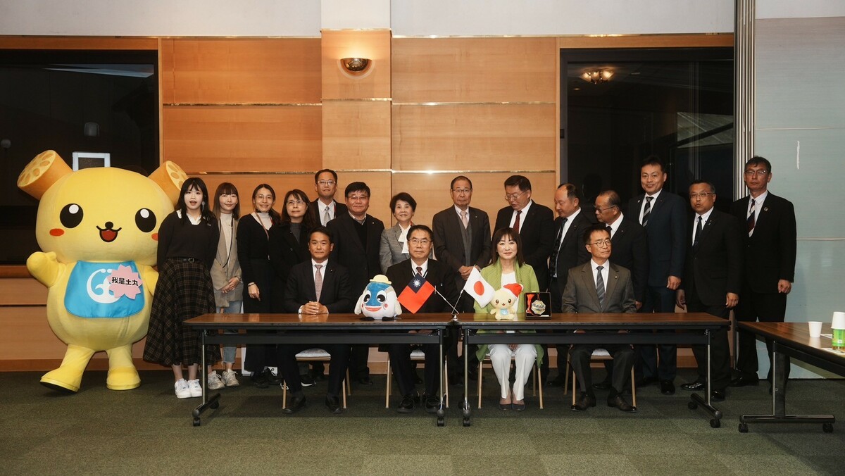 台南市長黃偉哲率團拜會時與日本眾議員青山大人、土浦市長安藤、議長岡島等人合影。 圖：台南市政府提供
