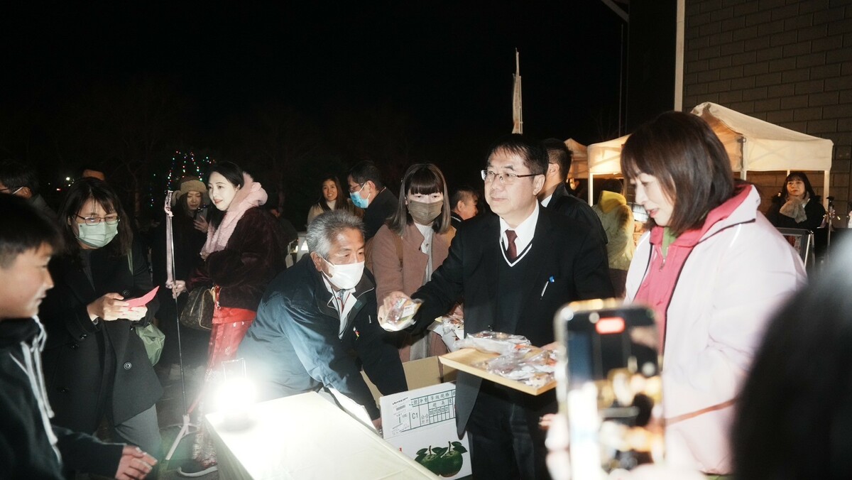 黃偉哲在台南攤位前熱情邀請土浦市民試吃。 圖：台南市政府提供