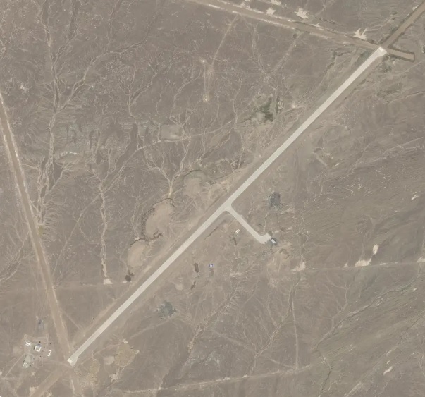 根據衛星照片推算，該航空基地擁有長達 5 公里的起飛跑道，是世界上最長的跑道之一。 圖：翻攝自 軍武次位面
