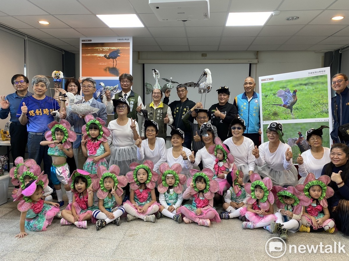 「黑白（黑面琵鷺）與彩色（環頸雉）李進裕攝影展」，以及李家琦「鋁罐黑琵藝術展」，自12月15日起展出至明年5月底結束，歡迎各界踴躍前往觀賞琳瑯滿目的黑面琵鷺文創作品。 圖：黃博郎／攝