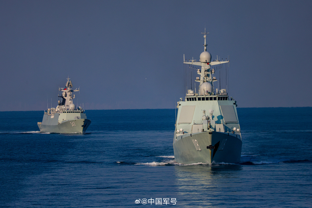 解放軍海軍艦艇編隊演練。 圖：翻攝「微博」中國軍號