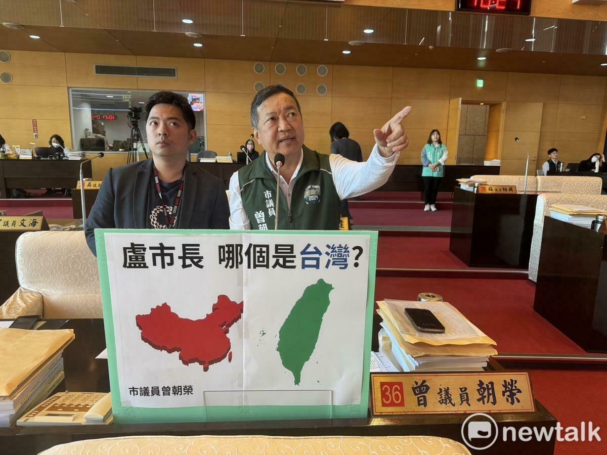 台中有學校布告欄上貼的是中國大陸的地圖，地圖上清楚寫出中國大陸地圖六字，而右下角卻出現台灣。 圖：唐復年/攝