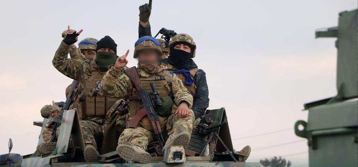 大量全副武裝的維吾爾人乘坐深入大馬士革的軍車。 圖：翻攝自 Inty熱點新聞 X 帳號